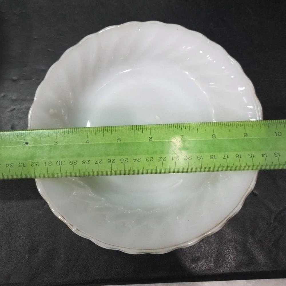 Anchor Hocking Fire King Swirl Bowls Set of 4 Vintage Milk Glass‎